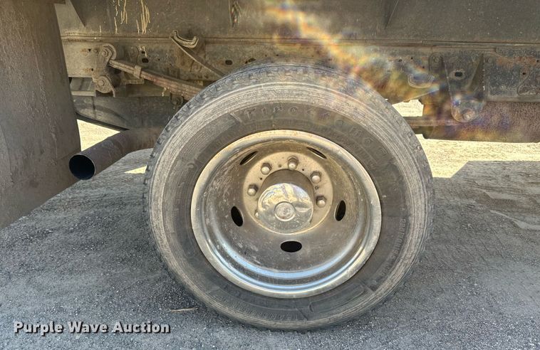 image for item EB2512 2002 Ford F550 Super Duty flatbed truck