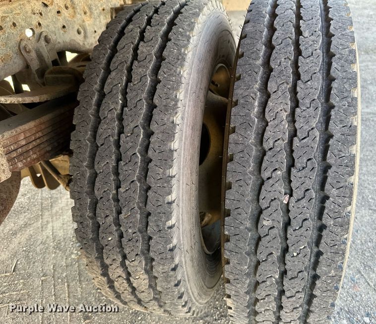 image for item EB2512 2002 Ford F550 Super Duty flatbed truck