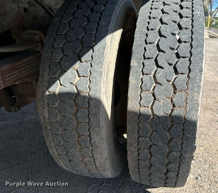 image for item EB2512 2002 Ford F550 Super Duty flatbed truck