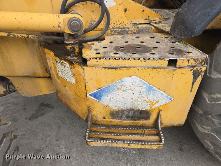 image for item EC0923 2004 John Deere 210LE landscape tractor