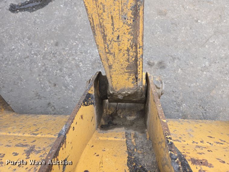 image for item EC0923 2004 John Deere 210LE landscape tractor