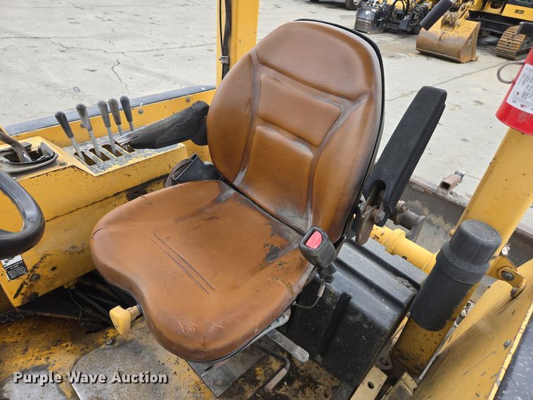 image for item EC0923 2004 John Deere 210LE landscape tractor