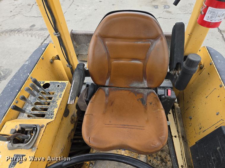 image for item EC0923 2004 John Deere 210LE landscape tractor