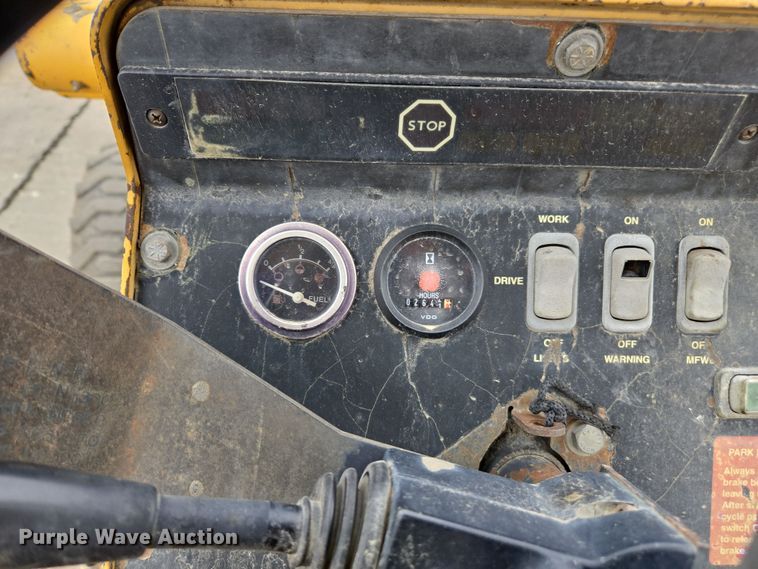 image for item EC0923 2004 John Deere 210LE landscape tractor