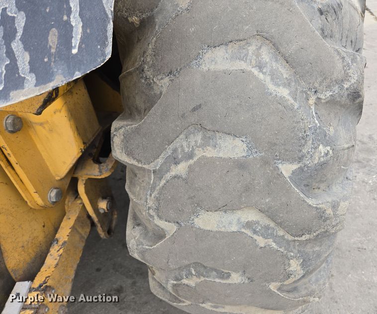 image for item EC0923 2004 John Deere 210LE landscape tractor