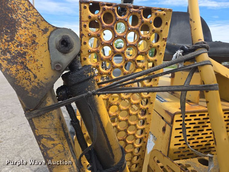 image for item EC4225 1996 Vermeer V5750 trencher