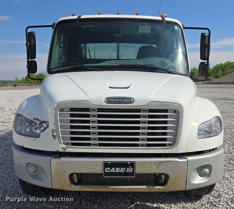 image for item EC4242 2004 Freightliner M2 106 utility / service truck
