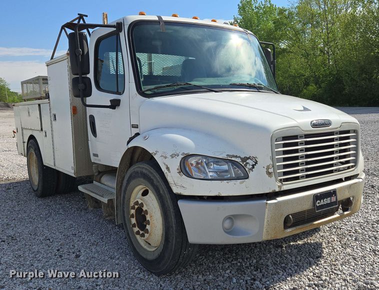 image for item EC4242 2004 Freightliner M2 106 utility / service truck