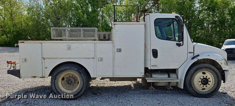 image for item EC4242 2004 Freightliner M2 106 utility / service truck