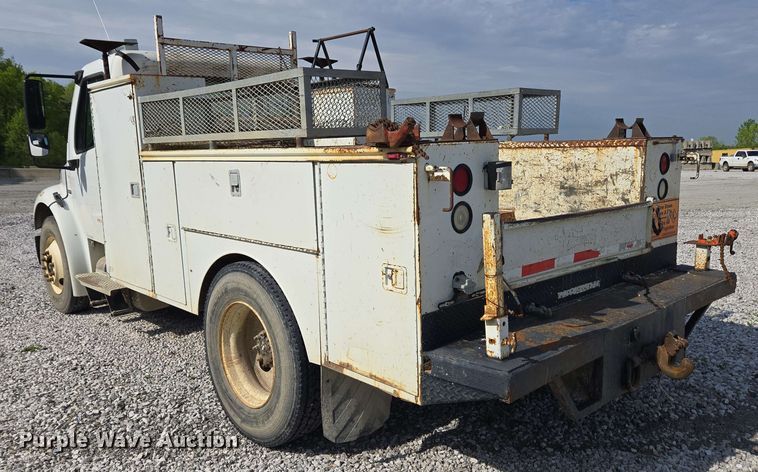 image for item EC4242 2004 Freightliner M2 106 utility / service truck