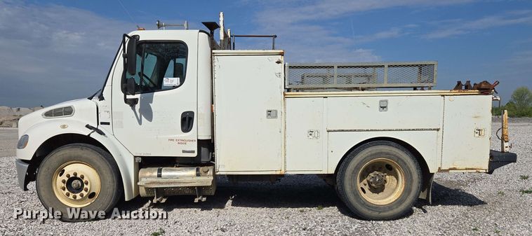 image for item EC4242 2004 Freightliner M2 106 utility / service truck