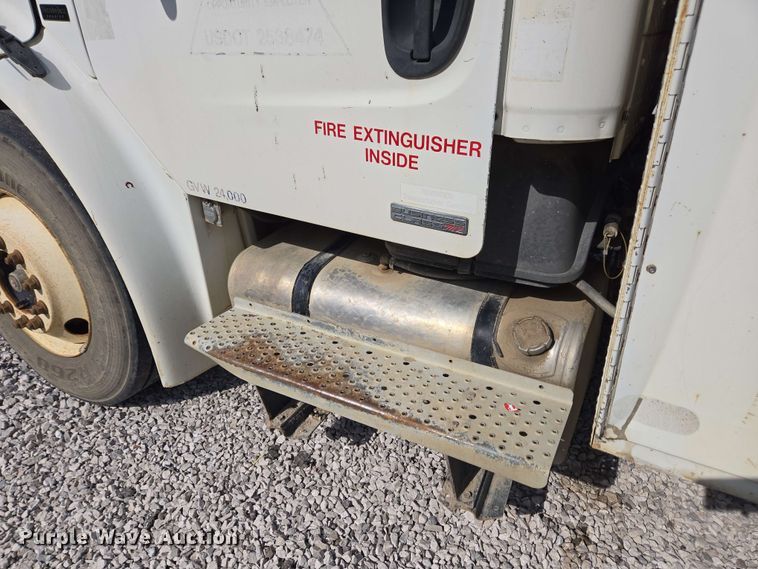 image for item EC4242 2004 Freightliner M2 106 utility / service truck