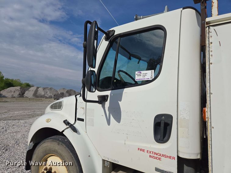 image for item EC4242 2004 Freightliner M2 106 utility / service truck