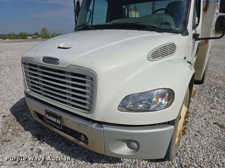 image for item EC4242 2004 Freightliner M2 106 utility / service truck