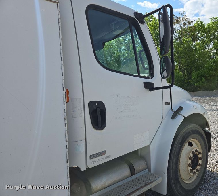 image for item EC4242 2004 Freightliner M2 106 utility / service truck