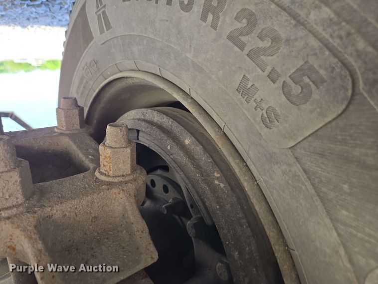 image for item EC4242 2004 Freightliner M2 106 utility / service truck