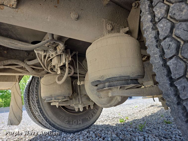 image for item EC4242 2004 Freightliner M2 106 utility / service truck