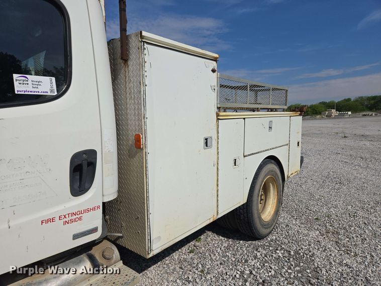 image for item EC4242 2004 Freightliner M2 106 utility / service truck