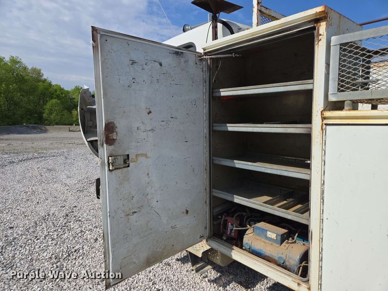 image for item EC4242 2004 Freightliner M2 106 utility / service truck