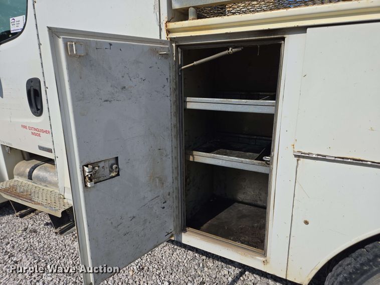 image for item EC4242 2004 Freightliner M2 106 utility / service truck