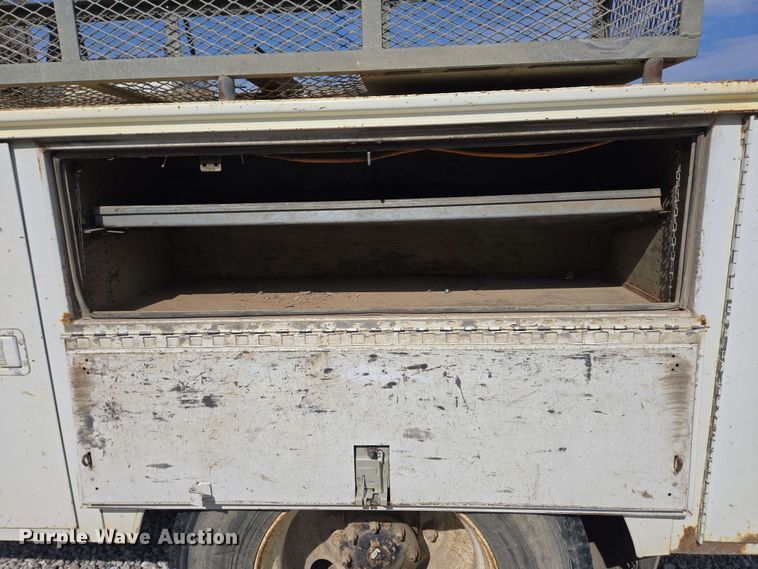 image for item EC4242 2004 Freightliner M2 106 utility / service truck