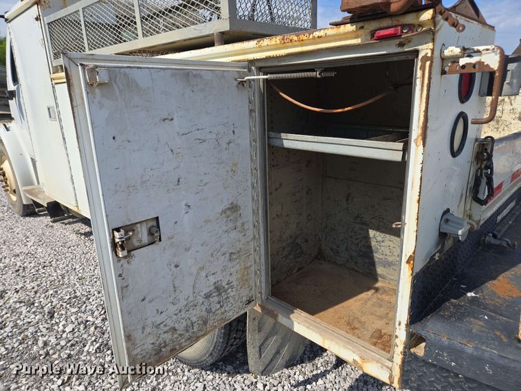 image for item EC4242 2004 Freightliner M2 106 utility / service truck