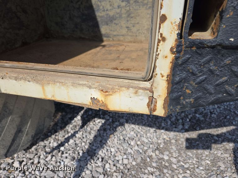 image for item EC4242 2004 Freightliner M2 106 utility / service truck