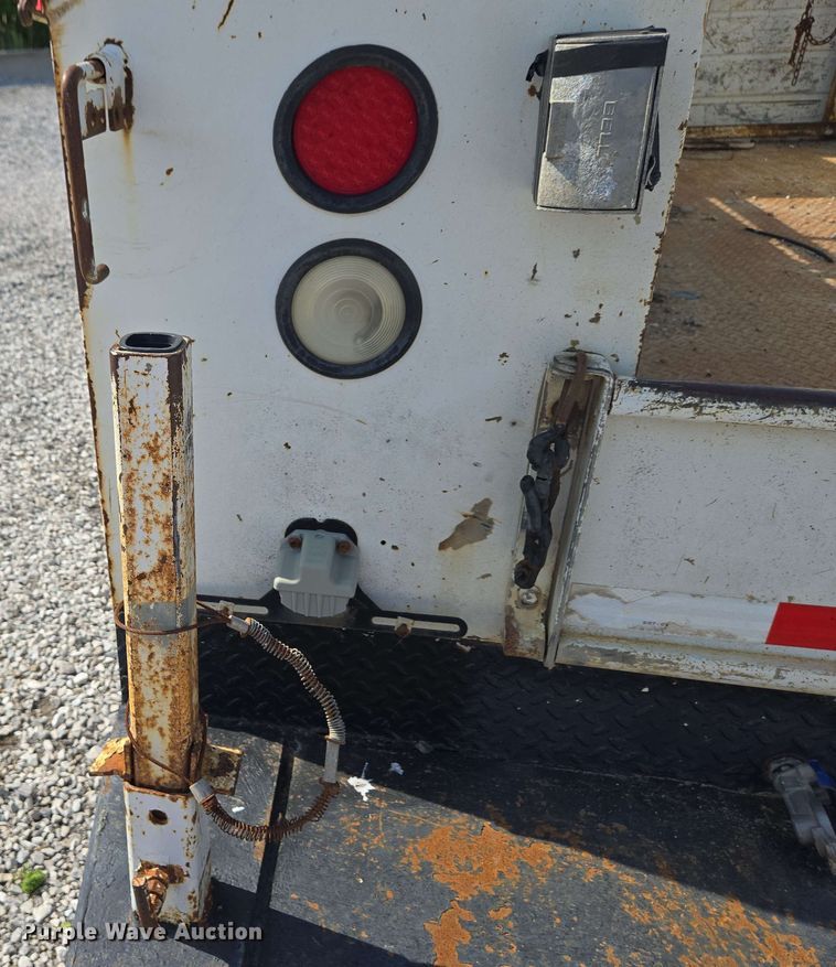 image for item EC4242 2004 Freightliner M2 106 utility / service truck