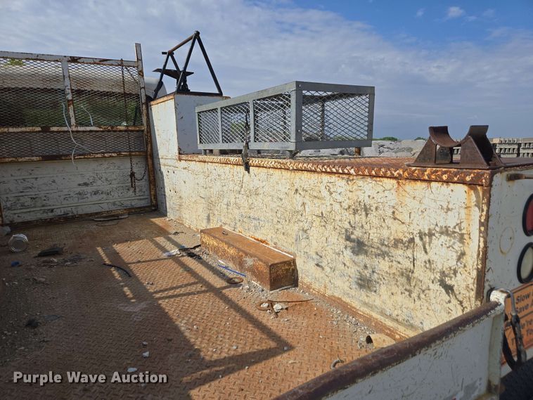 image for item EC4242 2004 Freightliner M2 106 utility / service truck