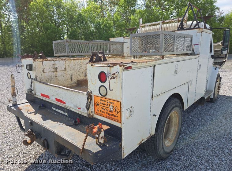 image for item EC4242 2004 Freightliner M2 106 utility / service truck