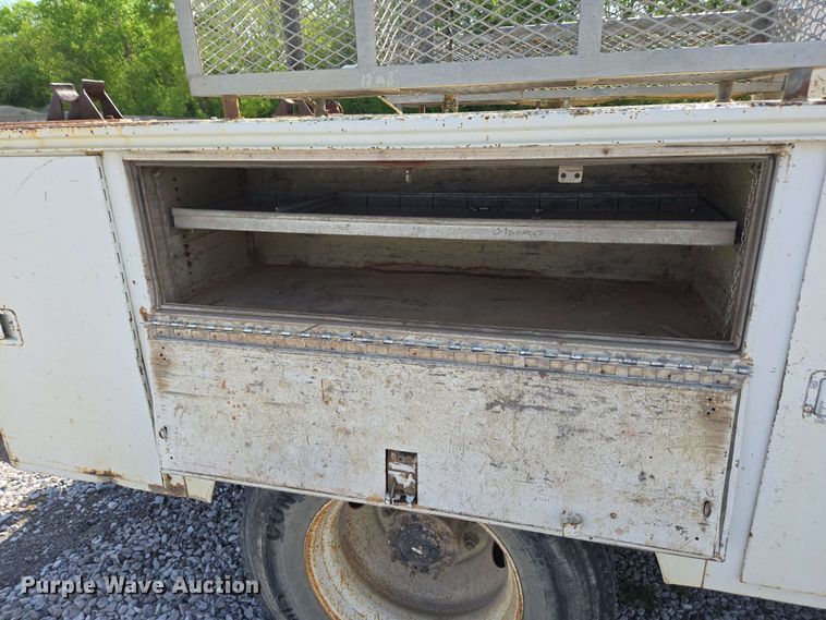 image for item EC4242 2004 Freightliner M2 106 utility / service truck