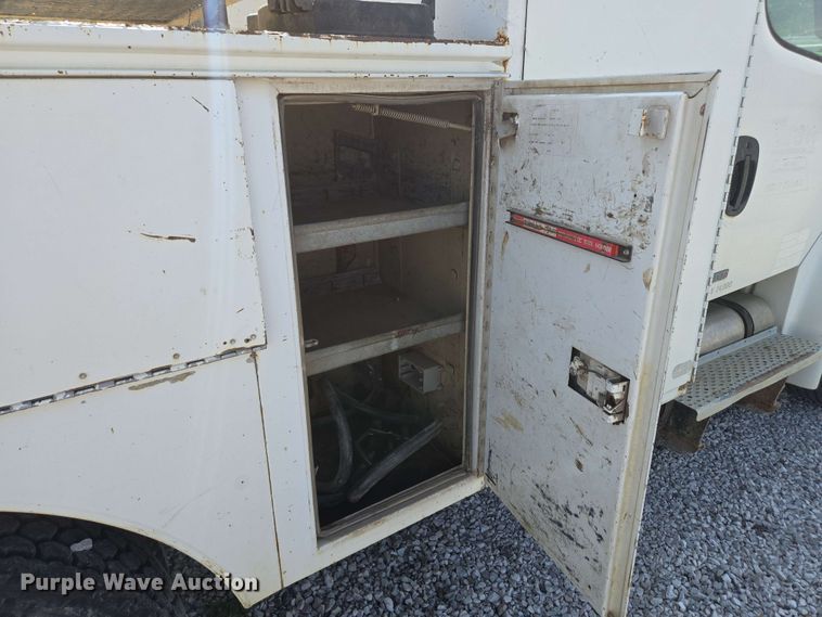 image for item EC4242 2004 Freightliner M2 106 utility / service truck