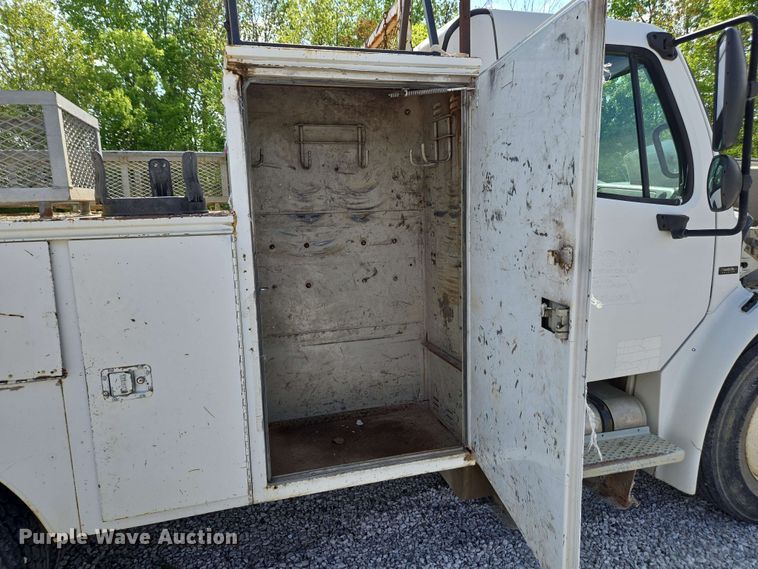 image for item EC4242 2004 Freightliner M2 106 utility / service truck