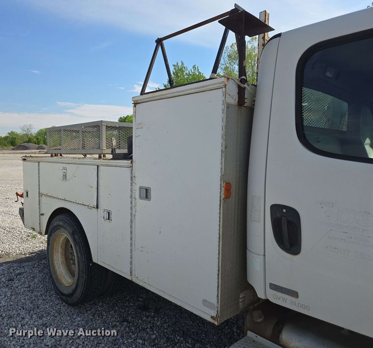 image for item EC4242 2004 Freightliner M2 106 utility / service truck