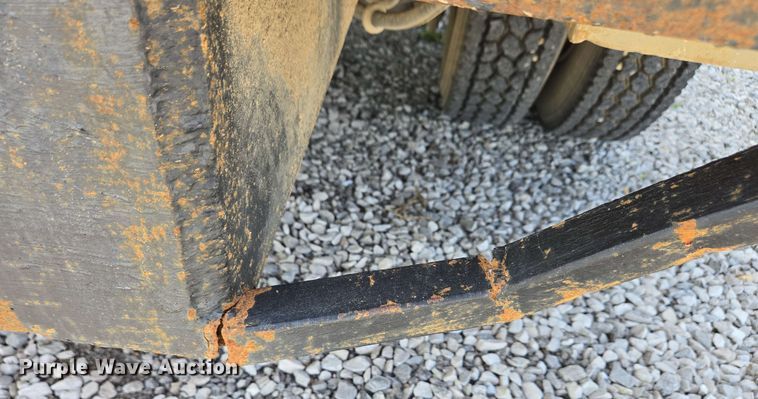 image for item EC4242 2004 Freightliner M2 106 utility / service truck