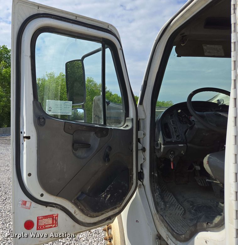 image for item EC4242 2004 Freightliner M2 106 utility / service truck