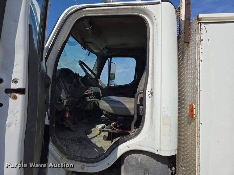 image for item EC4242 2004 Freightliner M2 106 utility / service truck