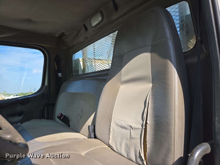 image for item EC4242 2004 Freightliner M2 106 utility / service truck