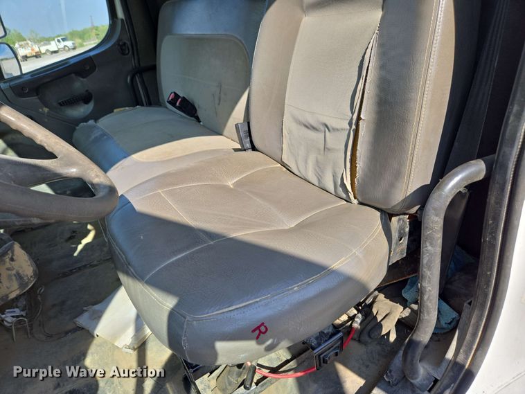 image for item EC4242 2004 Freightliner M2 106 utility / service truck