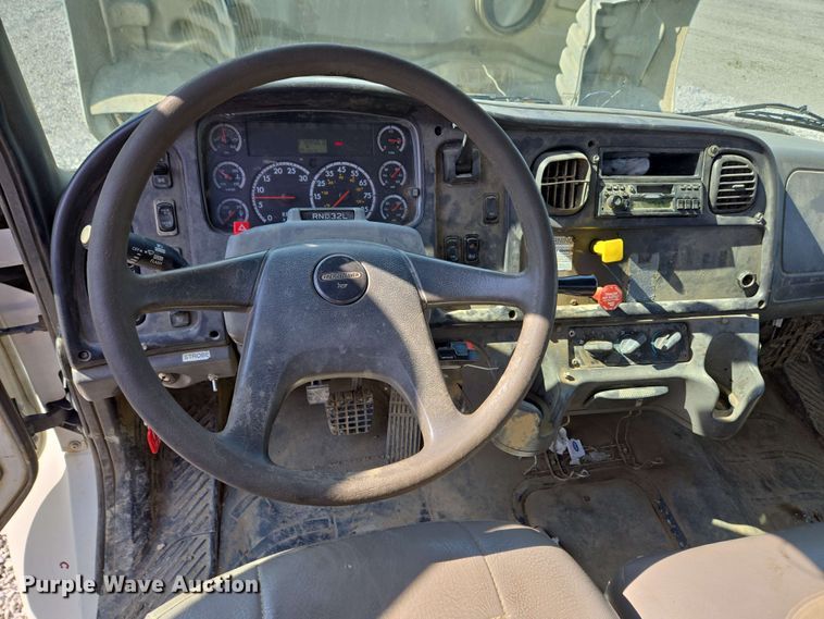 image for item EC4242 2004 Freightliner M2 106 utility / service truck