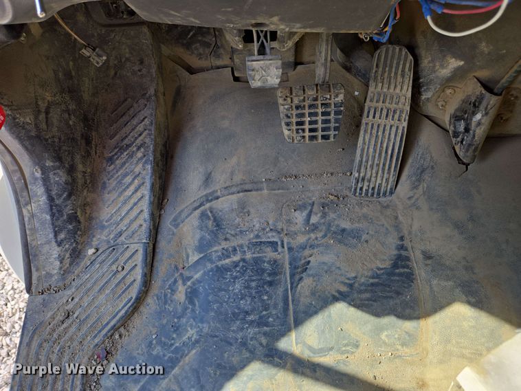 image for item EC4242 2004 Freightliner M2 106 utility / service truck