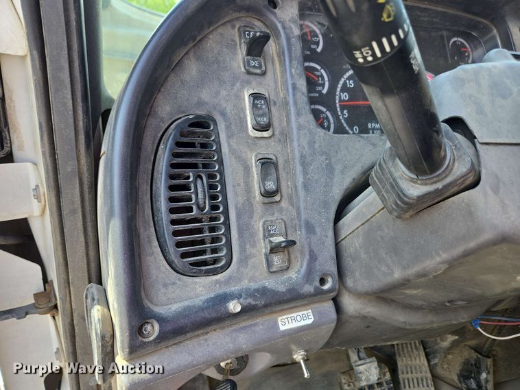 image for item EC4242 2004 Freightliner M2 106 utility / service truck