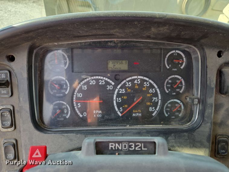 image for item EC4242 2004 Freightliner M2 106 utility / service truck