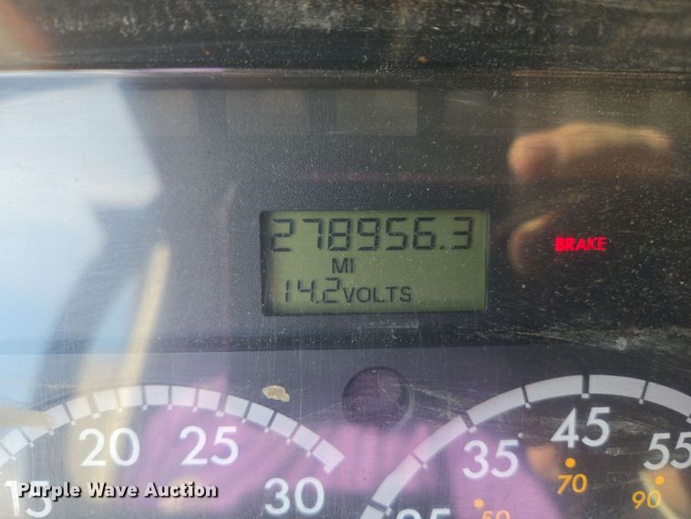 image for item EC4242 2004 Freightliner M2 106 utility / service truck