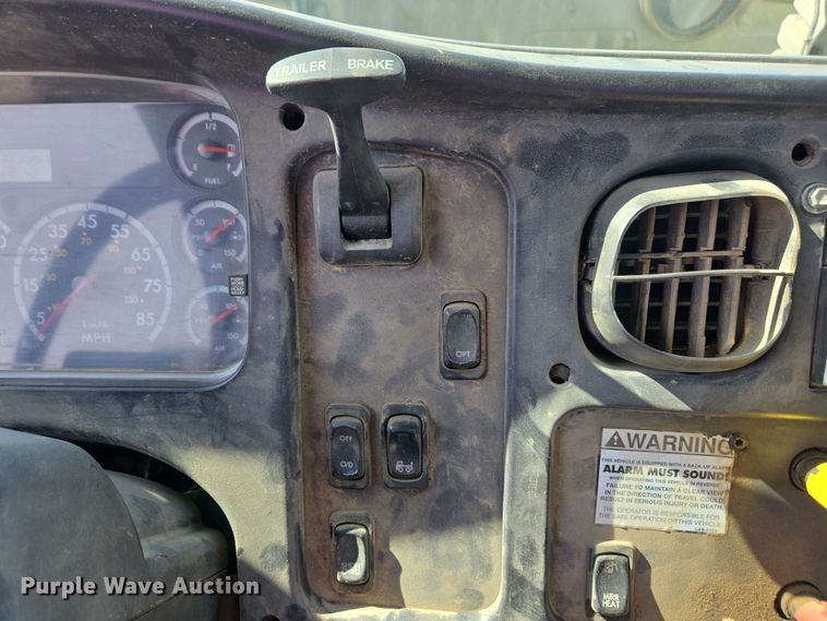 image for item EC4242 2004 Freightliner M2 106 utility / service truck