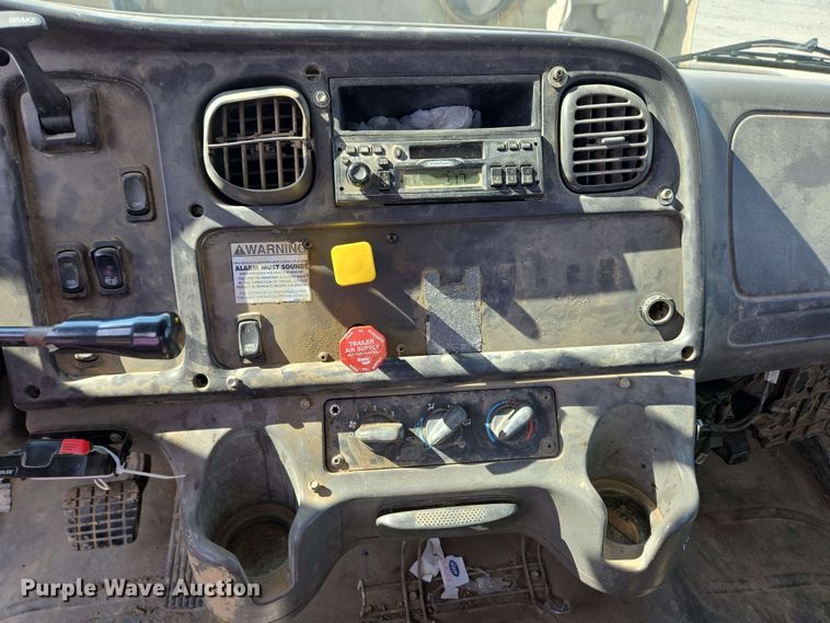 image for item EC4242 2004 Freightliner M2 106 utility / service truck