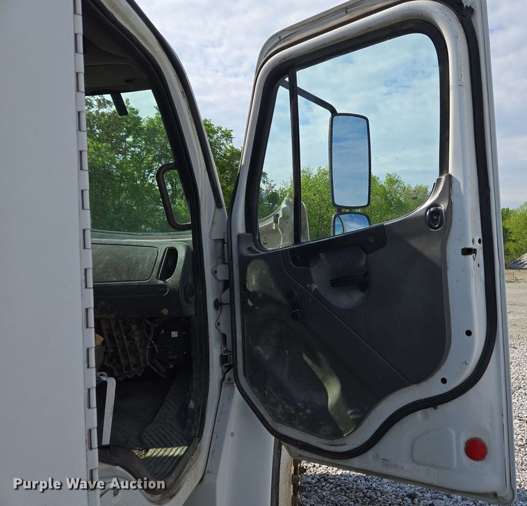 image for item EC4242 2004 Freightliner M2 106 utility / service truck