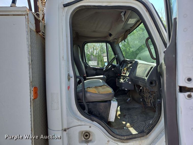 image for item EC4242 2004 Freightliner M2 106 utility / service truck