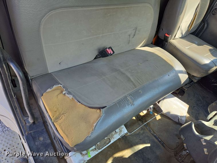 image for item EC4242 2004 Freightliner M2 106 utility / service truck