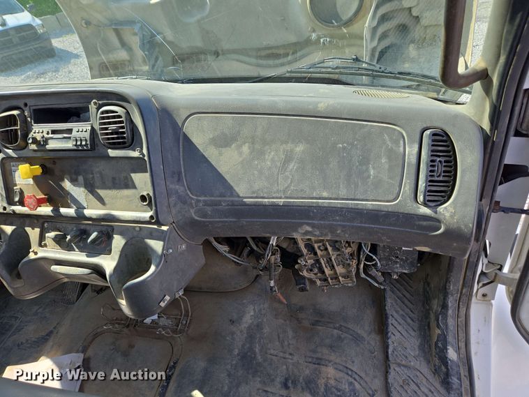 image for item EC4242 2004 Freightliner M2 106 utility / service truck